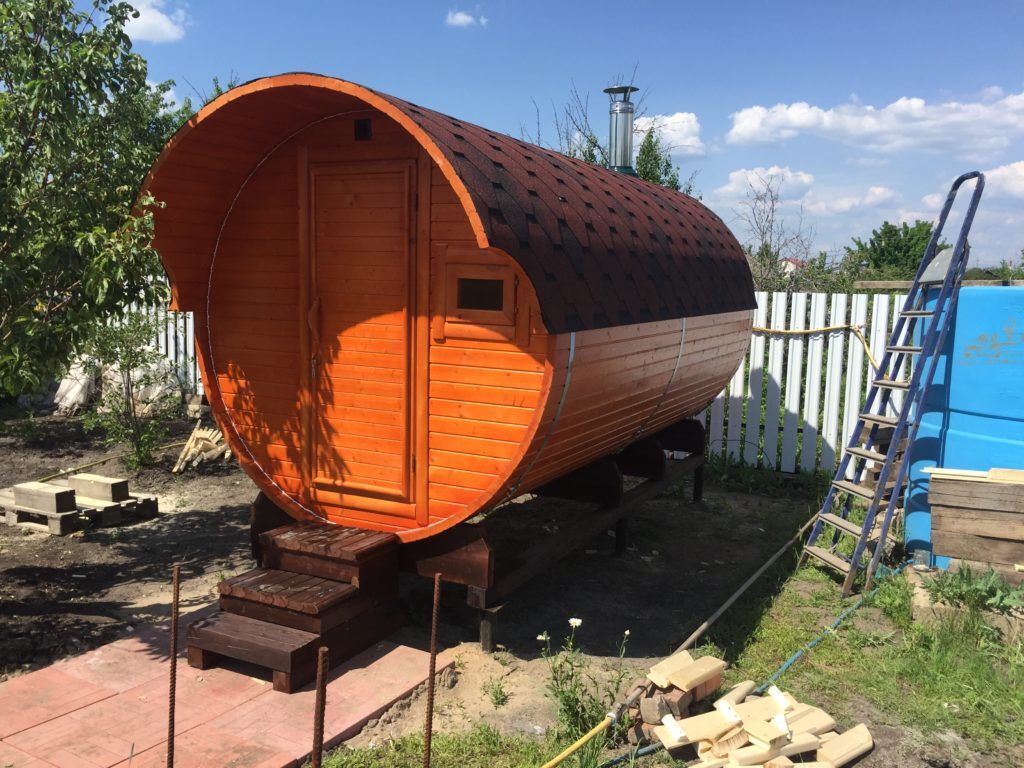 Баня-бочка 4м. "Стандарт люкс" два отделения, торцевой вход — реальное фото